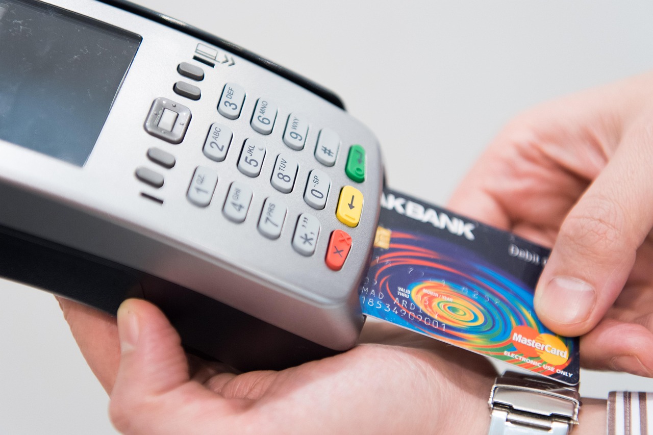 Finance workspace with a credit card comparison checklist and calculator